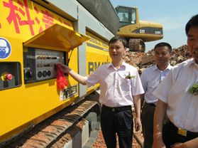 履帶移動式反擊破碎機(jī),移動式粉碎機(jī)多少錢